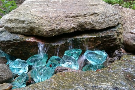 Quellstein, aus dem Wasser sprudelt