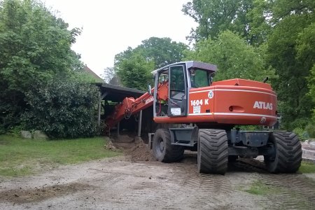 Bagger im Schuppen