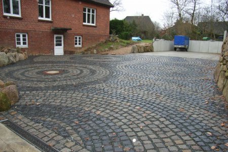 Hoffläche mit Kreisen, Basalt und Granit